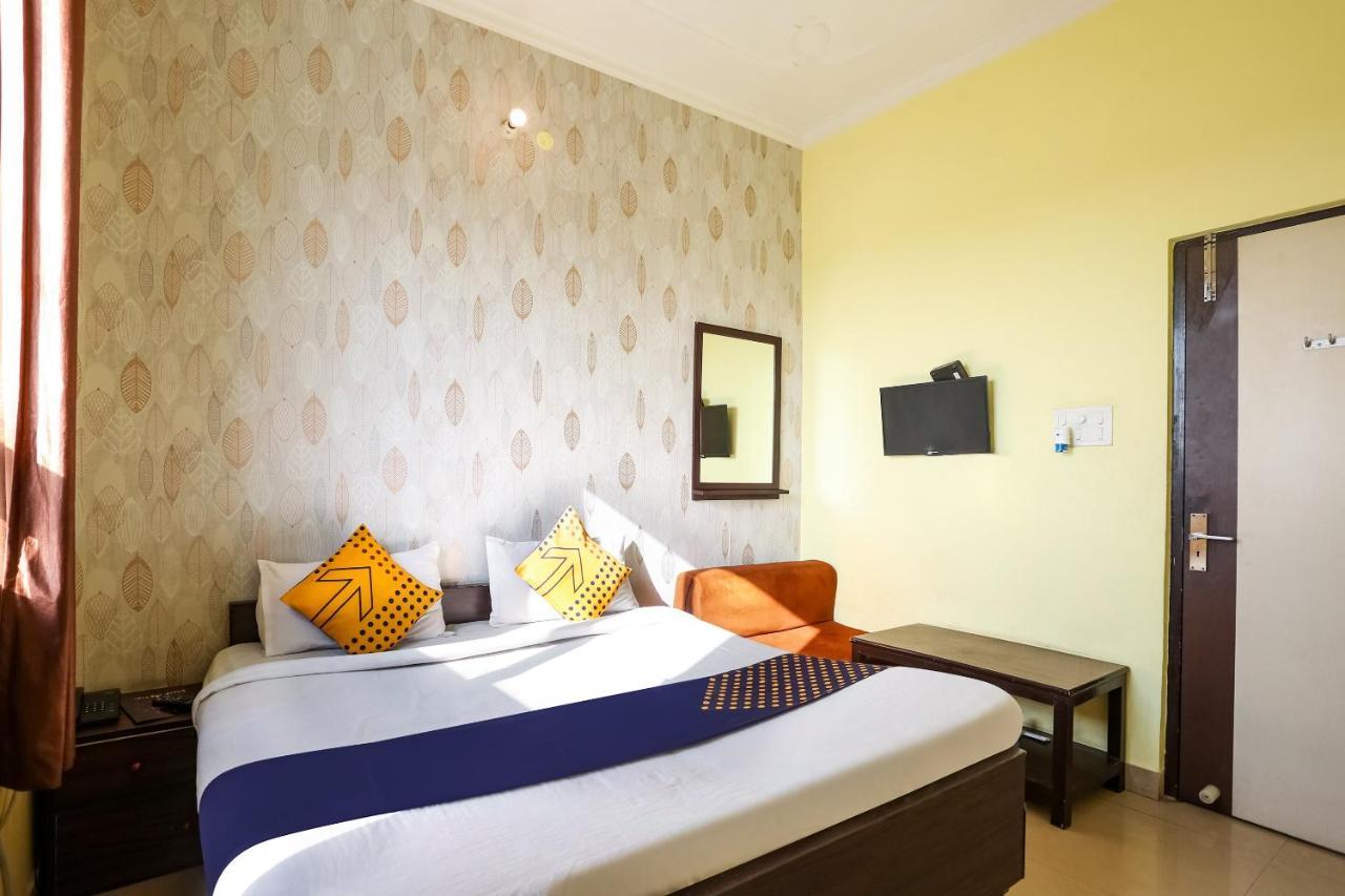 Spot On 72060 Hotel Kaushik Kakarmatha エクステリア 写真
