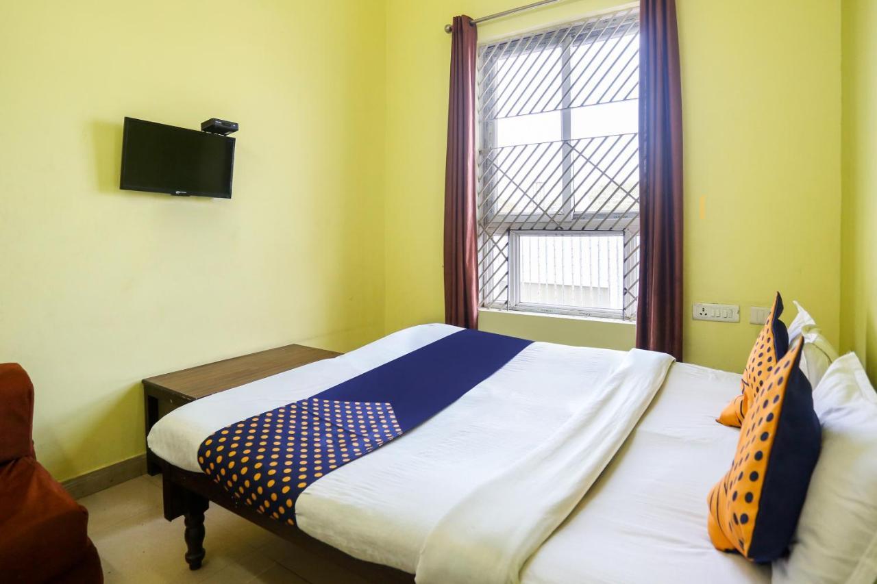 Spot On 72060 Hotel Kaushik Kakarmatha エクステリア 写真