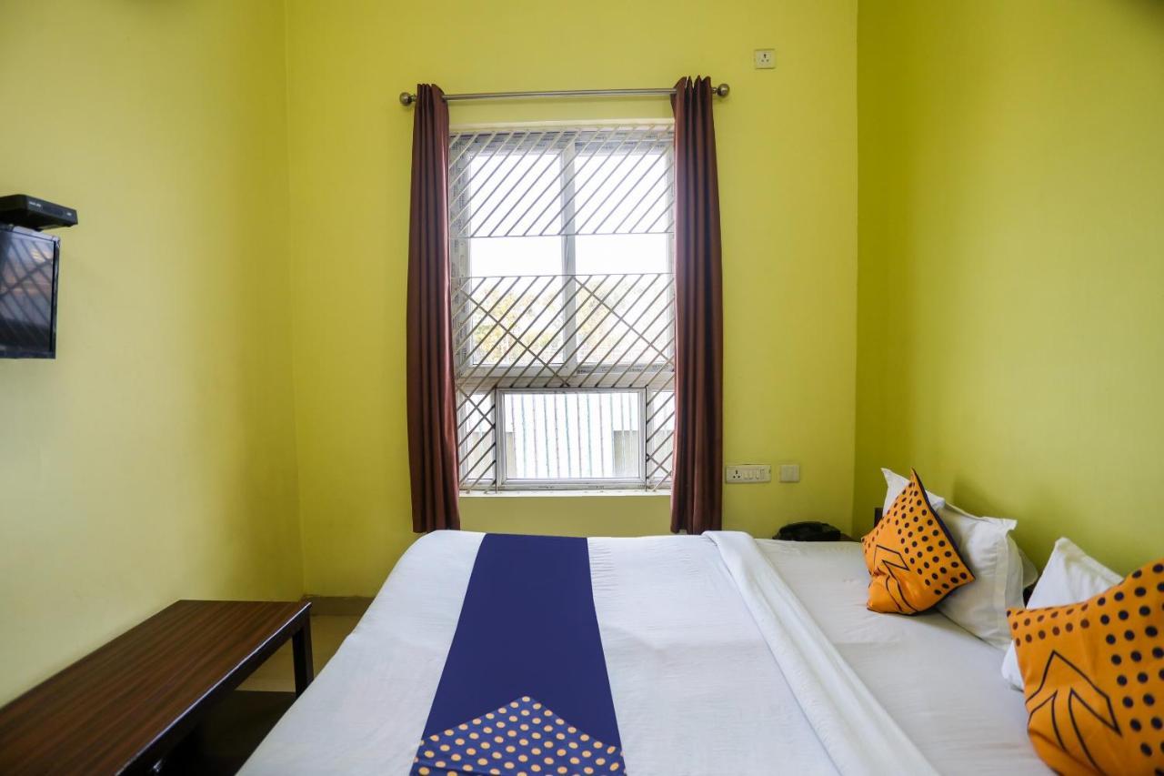 Spot On 72060 Hotel Kaushik Kakarmatha エクステリア 写真