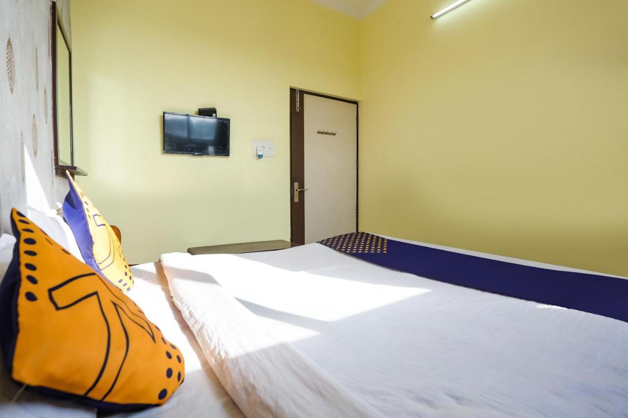Spot On 72060 Hotel Kaushik Kakarmatha エクステリア 写真